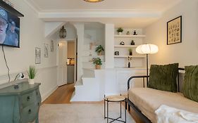 Gorgeous 2Bed House In New Road